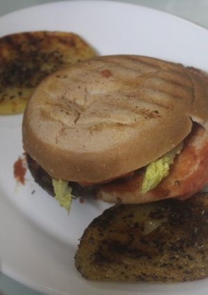 Una foto de Hamburguesa con patatas asadas