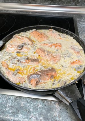 Una foto de Salmón con salsa de champiñones