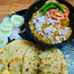 A picture of Chole kulche.