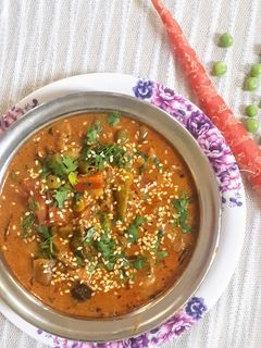 भोगीची भाजी (boghichi bhaji recipe in marathi) रेसिपी चे मुख्य फोटो