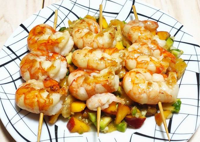 Креветки жареные на гриле с фруктово-чесночной сальсой