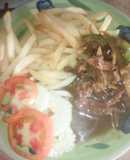 Bistec picado acompañado con papas fritas y ensalada