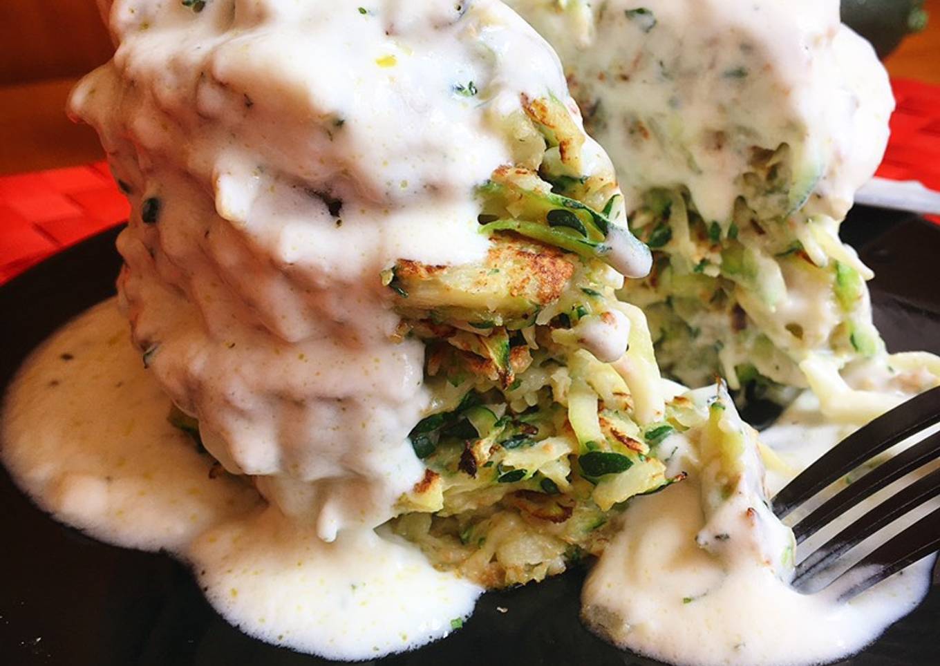 Tortitas de calabacín con salsa de yogur