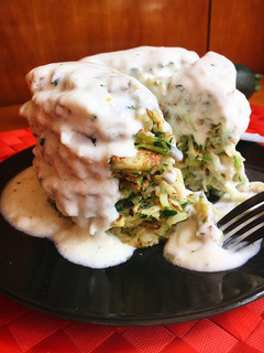 Una foto de Tortitas de calabacín con salsa de yogur