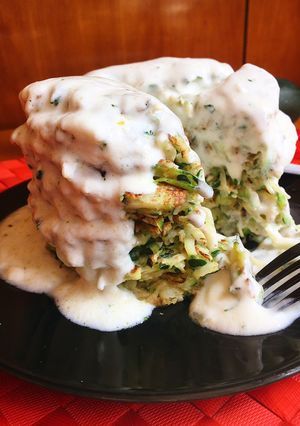 Una foto de Tortitas de calabacín con salsa de yogur