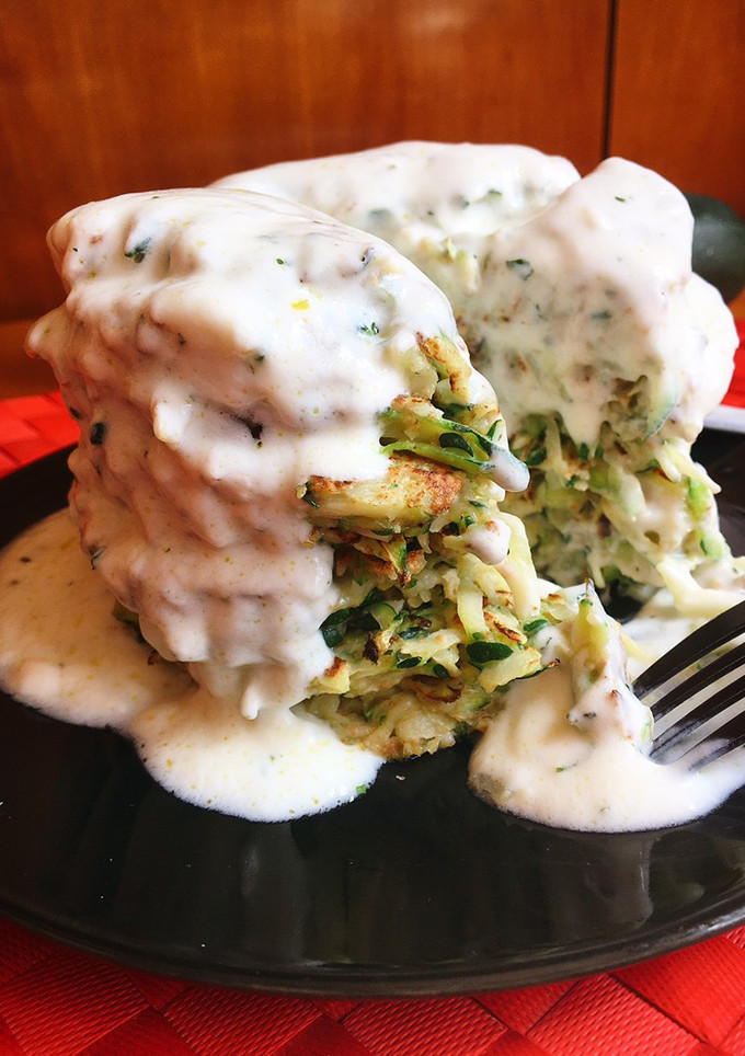 Una foto de Tortitas de calabacín con salsa de yogur
