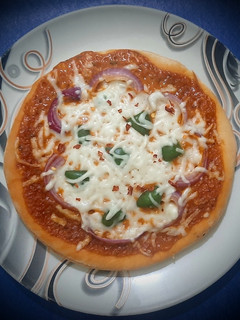 झटपट पिज़्ज़ा (Jhatpat pizza recipe in Hindi) रेसिपी मुख्य फोटो