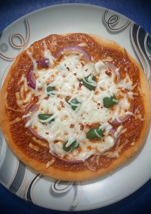 झटपट पिज़्ज़ा (Jhatpat pizza recipe in Hindi) रेसिपी मुख्य फोटो