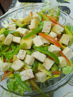 Una foto de Ensalada con queso del sur de chile