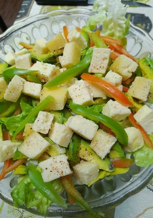 Una foto de Ensalada con queso del sur de chile