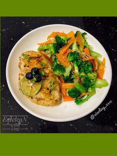 Hình của món Ức gà nướng mật ong, rau củ xào eatclean.