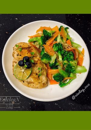 Hình của món Ức gà nướng mật ong, rau củ xào eatclean.