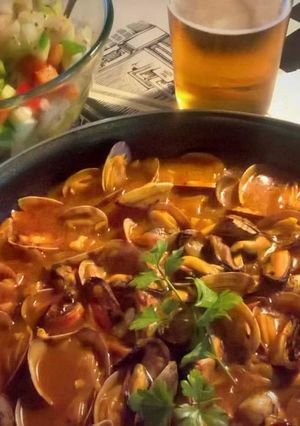 Una foto de Mejillones y almejas en salsa picante, estilo Uladh