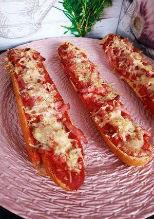 Une photo de Pizzas 🍕 baguettes tomates 🍅 et crème fraîche saumon