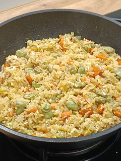 Una foto de Arroz frito con habas