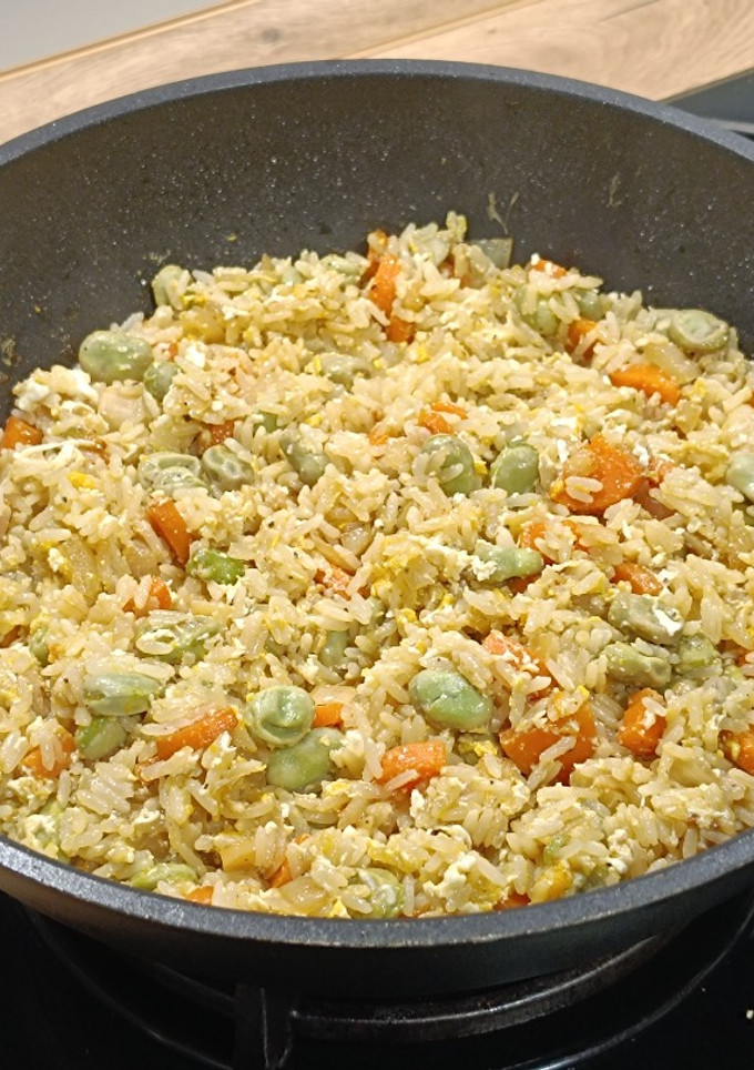 Una foto de Arroz frito con habas