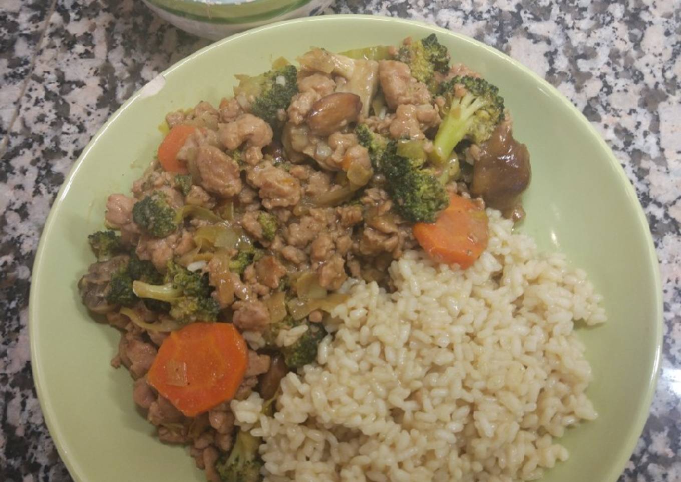 Pollo con brócoli y almendras estilo comida china