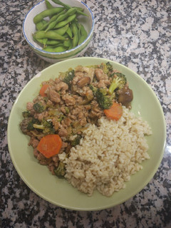 Una foto de Pollo con brócoli y almendras estilo comida china