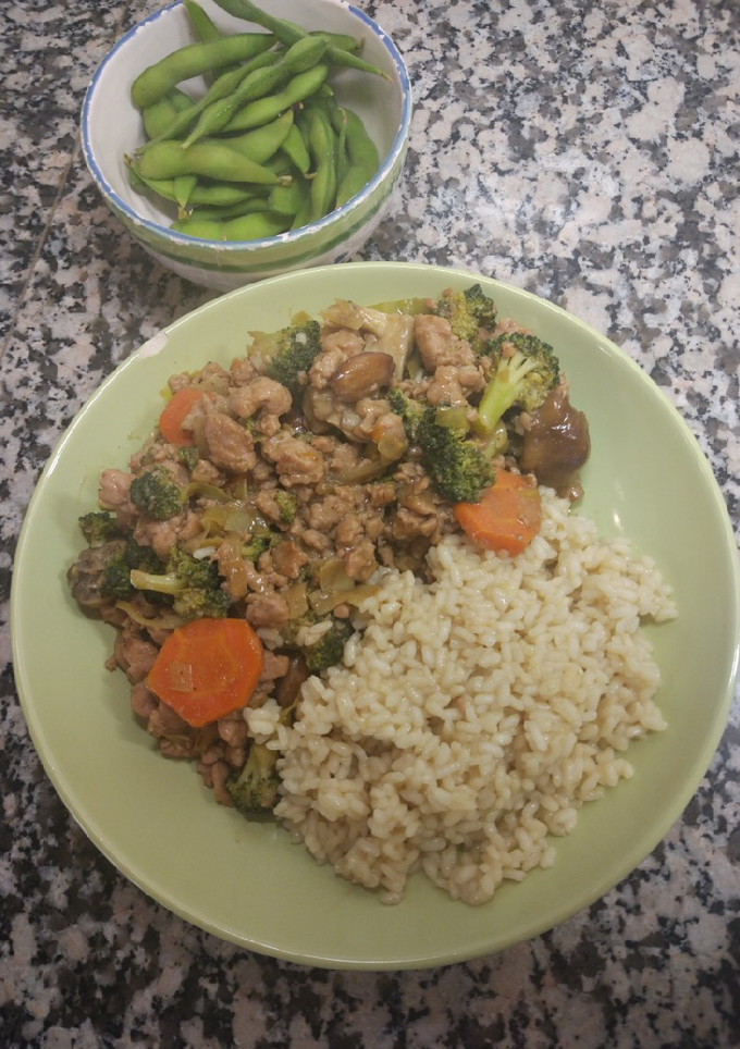 Una foto de Pollo con brócoli y almendras estilo comida china
