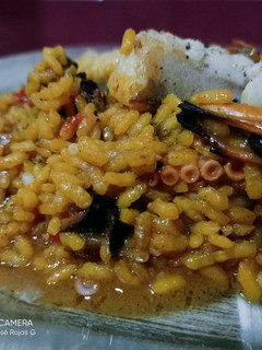 Una foto de Arroz de pulpo 🐙 y rape
