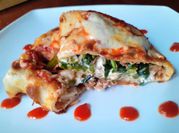 Una foto de canelones de carne y albahaca