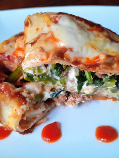 Una foto de Canelones de Espinaca y Carne con Salsa de Tomate
