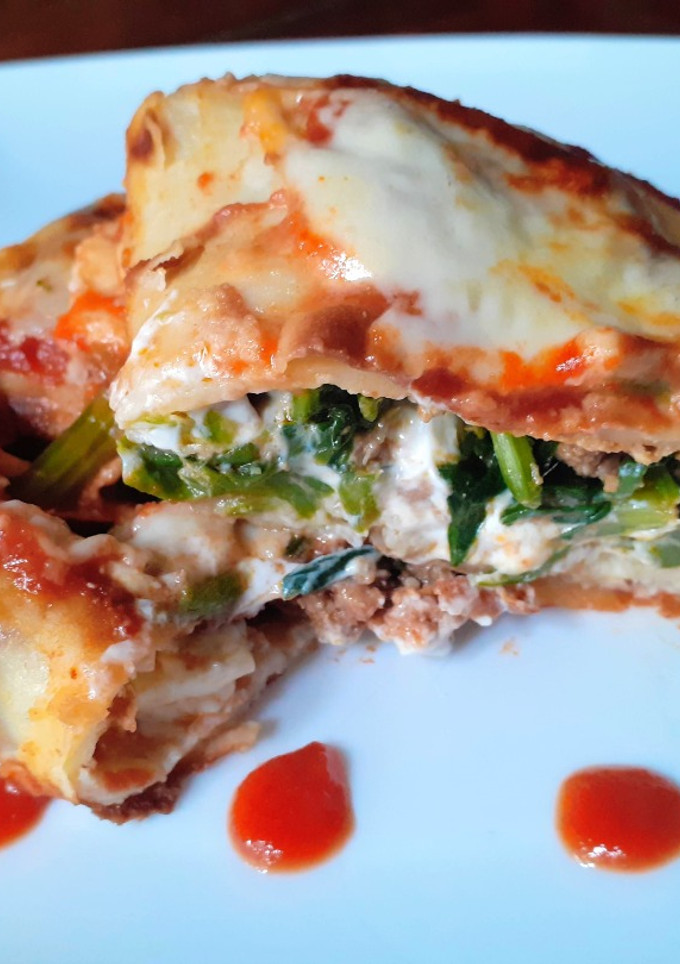 Una foto de Canelones de Espinaca y Carne con Salsa de Tomate