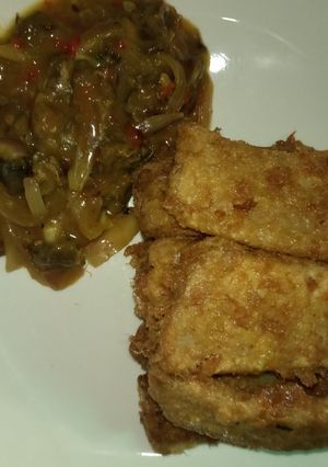 A picture of Yamrita and shredded beef sauce.