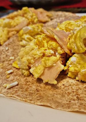 Una foto de Egg, ham and cheese burritos
