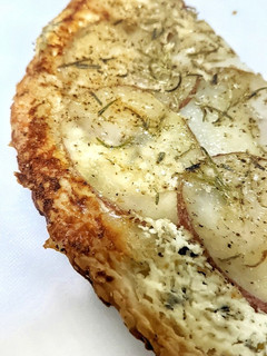 Foto principal de Tarta Tatin crujiente de patata y cebolla