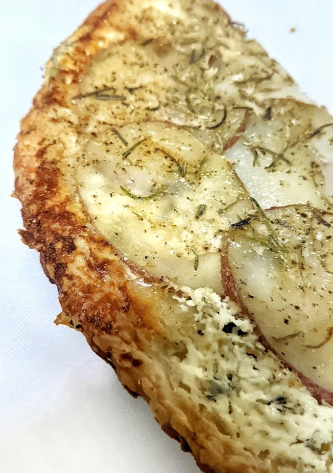 Una foto de Tarta Tatin crujiente de patata y cebolla