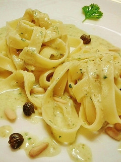 Una foto de Fettuccine al pesto de alcaparras