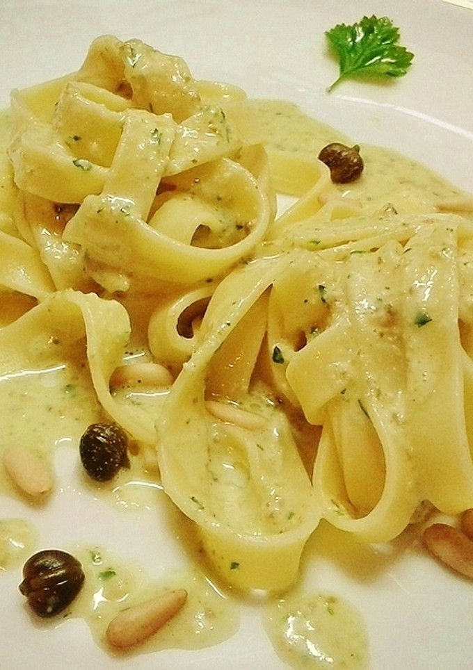 Una foto de Fettuccine al pesto de alcaparras