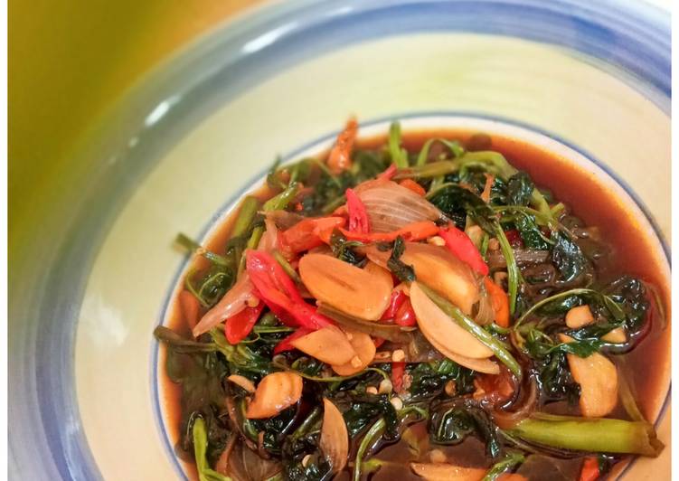 Tumis kangkung gurih pedas