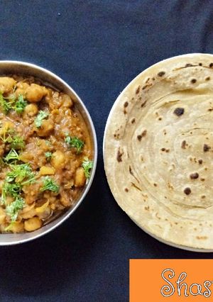 A picture of Chole with lachha paratha.