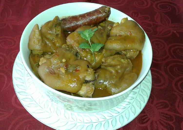 Manitas de cerdo con chorizo