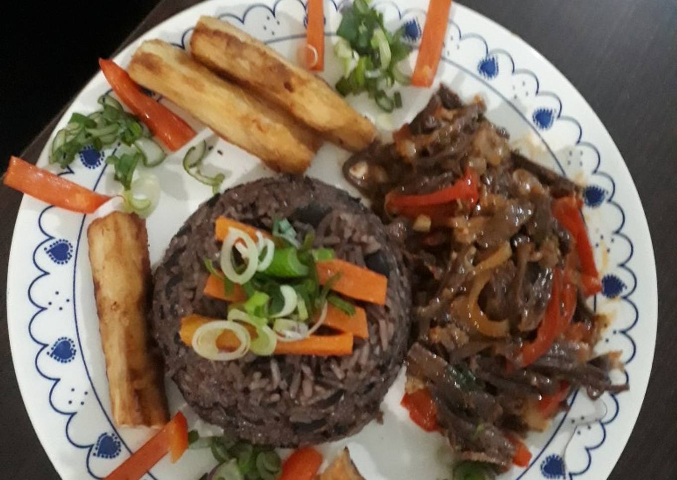 Arroz moro con ropa vieja y yucas fritas