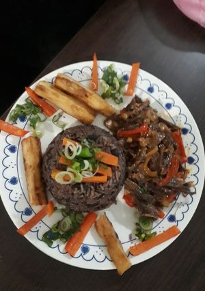 Una foto de Arroz moro con ropa vieja y yucas fritas