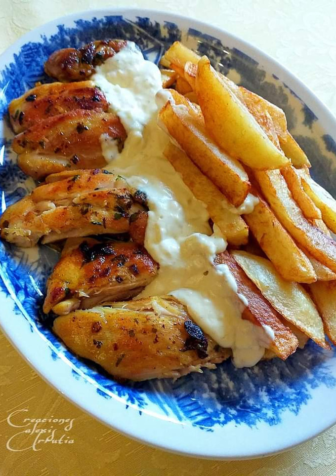 Una foto de Churrasco de pollo al curry madrás con salsa a las dos pimientas