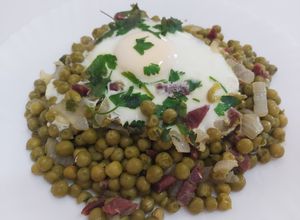 Foto principal de Huevo cuajado en guisantes con jamón
