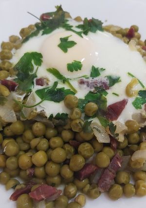 Una foto de Huevo cuajado en guisantes con jamón