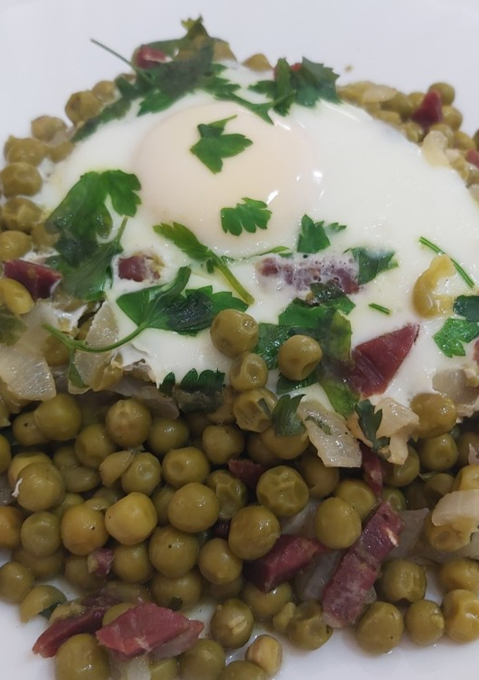 Una foto de Huevo cuajado en guisantes con jamón