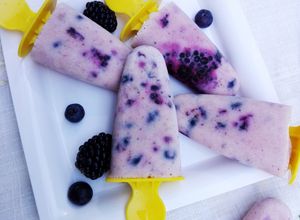 Una foto de Polos de yogur con fruta del bosque