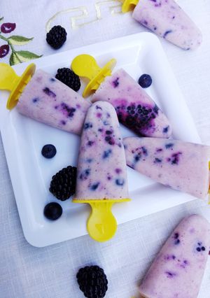 Una foto de Polos de yogur con fruta del bosque