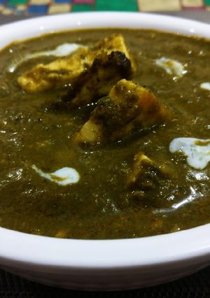 A picture of Paneer in palak (spinich) with shahi greavy.
