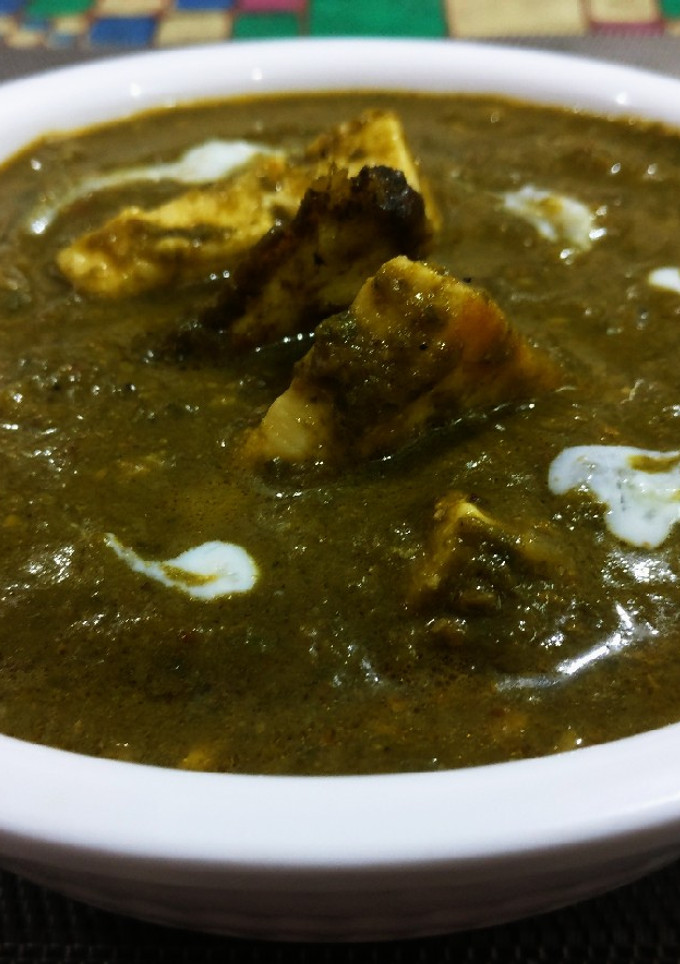 A picture of Paneer in palak (spinich) with shahi greavy.