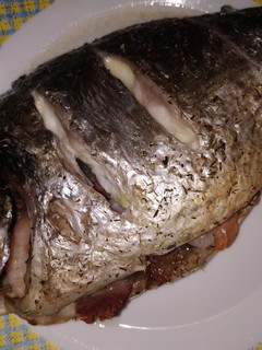 Una foto de Dorada al horno rellena de jamón y langostinos