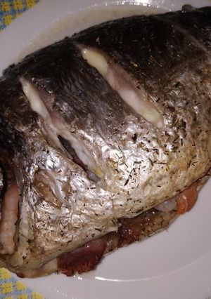 Una foto de Dorada al horno rellena de jamón y langostinos