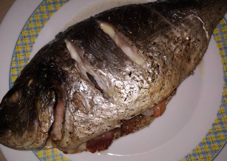 Dorada al horno rellena de jamón y langostinos