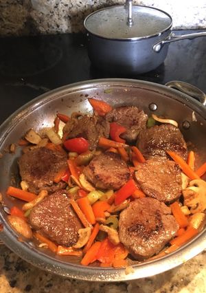 Una foto de Medallones de lomito salteado con vegetales y champiñones